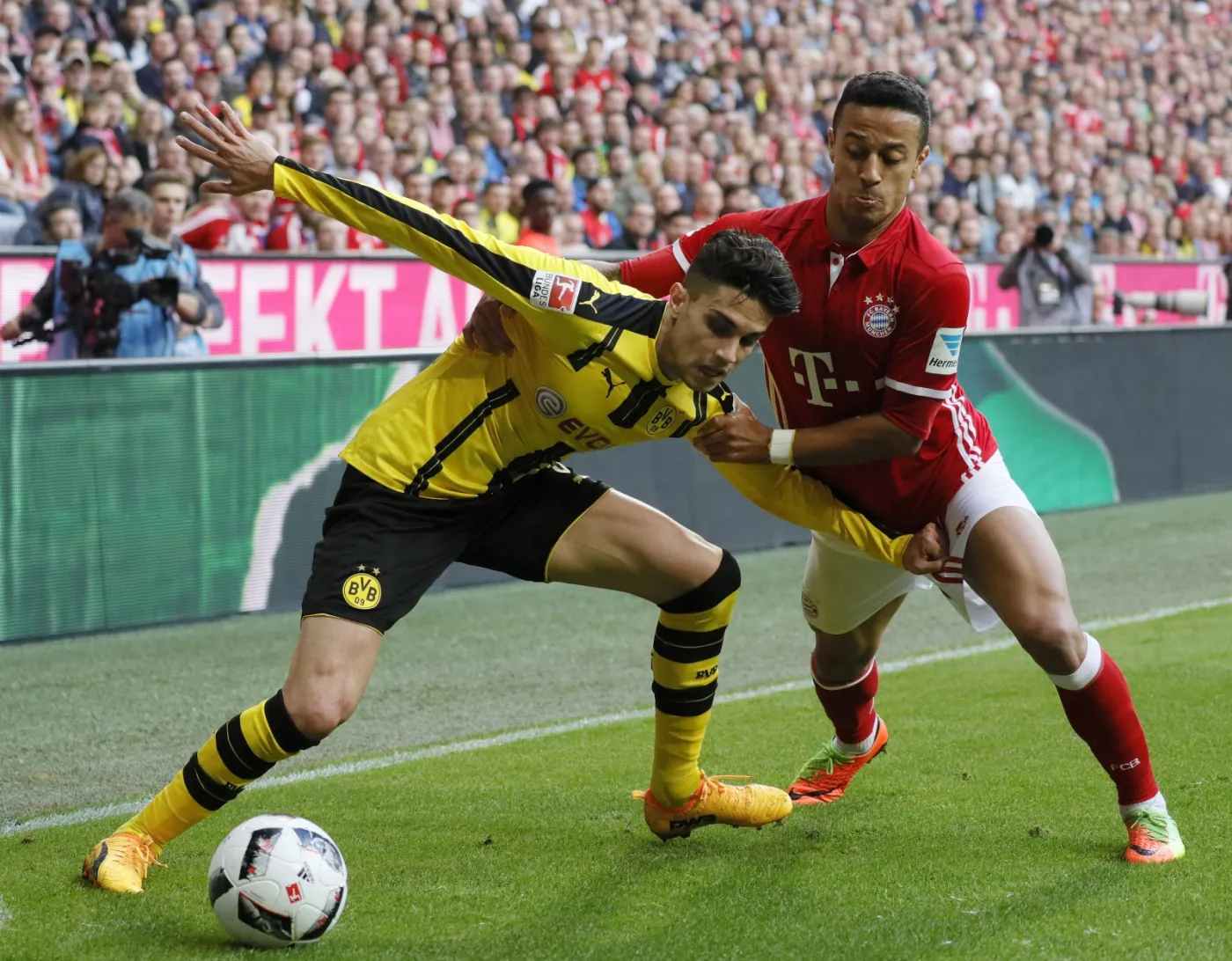 Marc Bartra (z lewej)