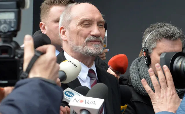"Czy chce pan pomóc państwu polskiemu?" Jak Macierewicz chciał przejmować członków komisji Millera