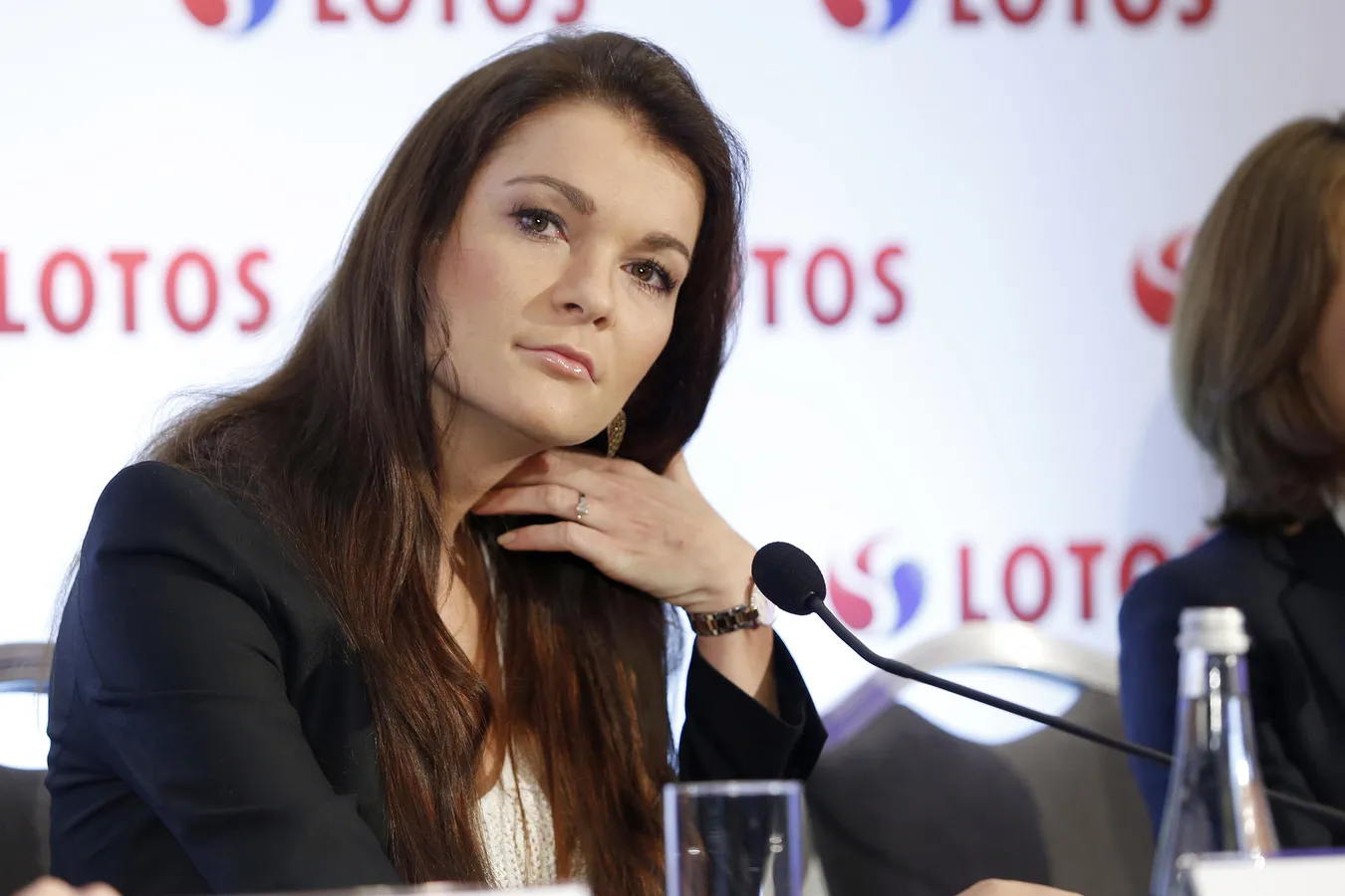 Radwańska eksponuje nogi w skórzanej mini i czerwonych szpilkach. Niestety wszystko zepsuł jeden szczegół...