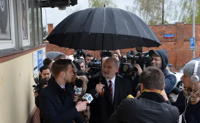 Ponad 7 godzin i w deszczu. Tak żołnierze czekali na Macierewicza