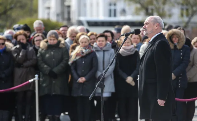 Szef MON nakazał strzec popiersia Lecha Kaczyńskiego. "Dalszy symbol szaleństwa ze strony Macierewicza"