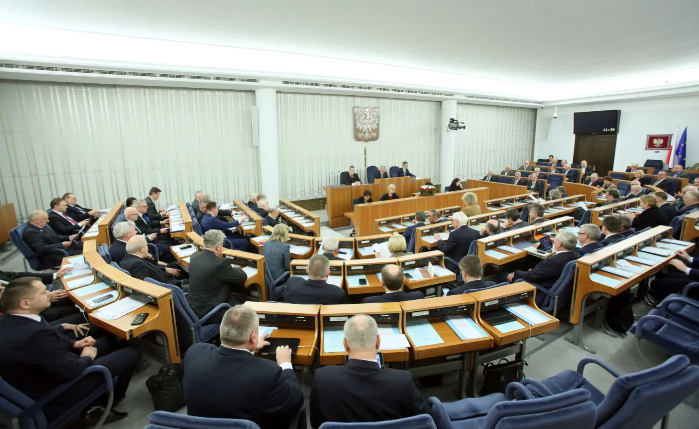 Wicemarszałek Senatu z PiS zrezygnował "ze względów prywatnych". Senator PO: Za tym coś się kryje