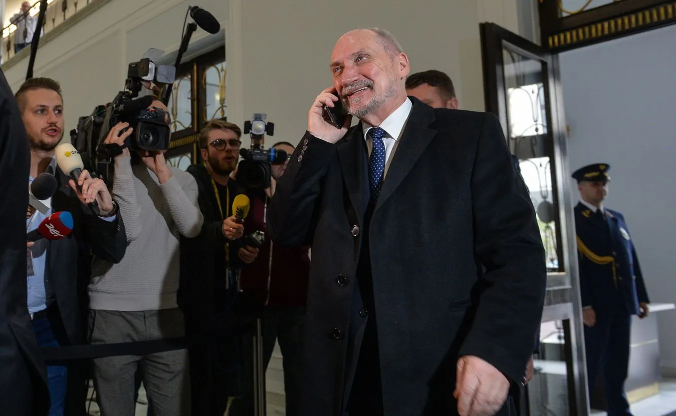 Poligon zmian wokół szefa MON. Kręci się karuzela z nazwiskami następców Macierewicza