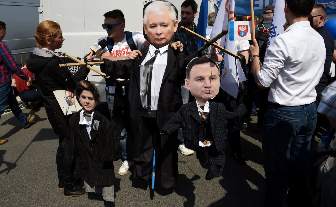 Szydło i Duda jako marionetki Kaczyńskiego, transparenty "Ludzki Pan". Marsz opozycji w stolicy [ZDJĘCIA]