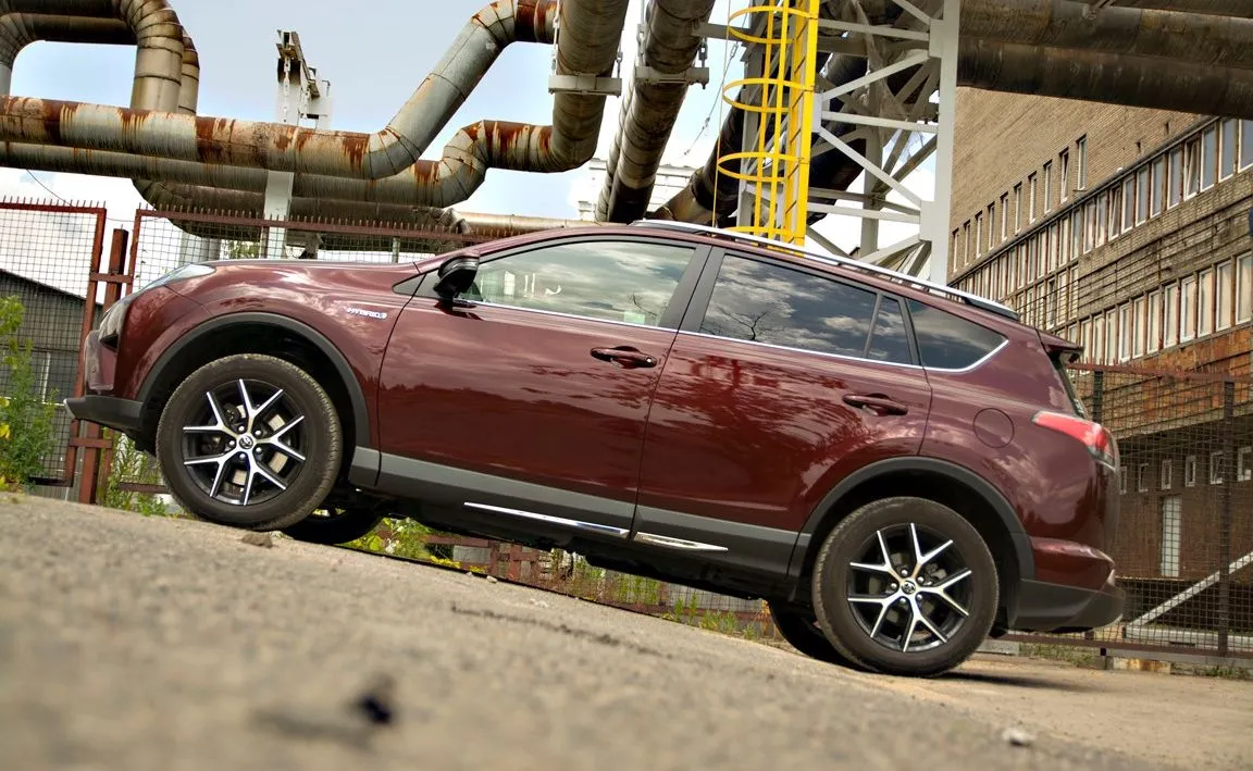 Toyota RAV4 hybrid 4×4 prestige. Co potrafi japońska hybryda? TEST