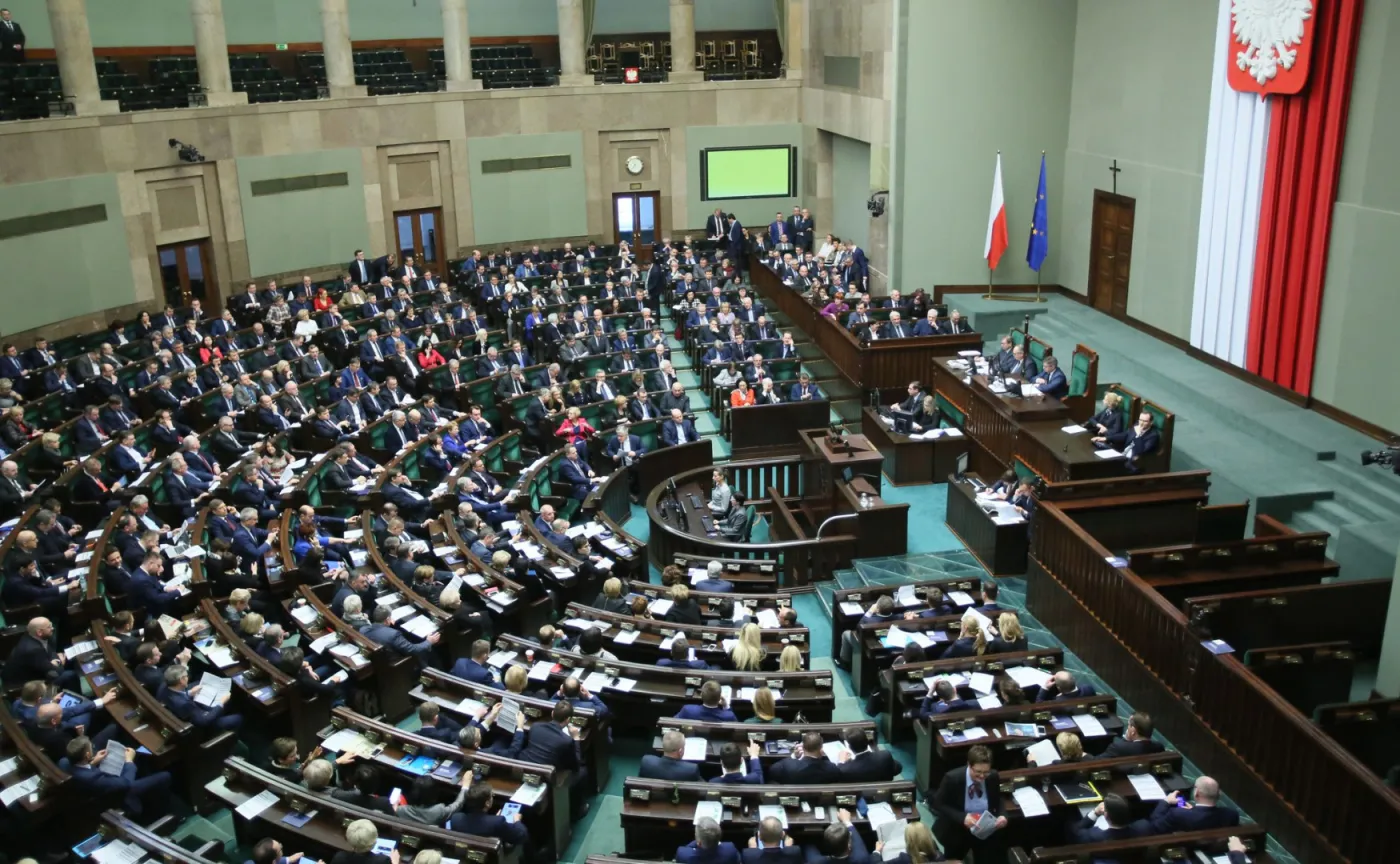 PiS znów do góry, pięć partii w Sejmie. Nowy SONDAŻ