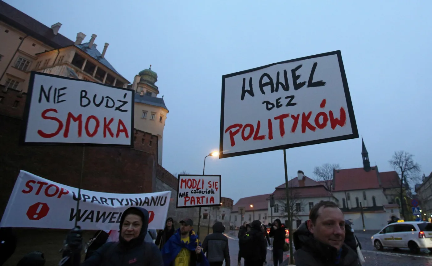 9894220-protesty-pod-wawelem.jpg