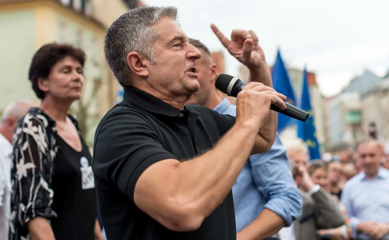 Manifestanci przed domem Frasyniuka, wśród nich nich skazany za spalenie kukły Żyda. Opozycjonisty bronili sąsiedzi