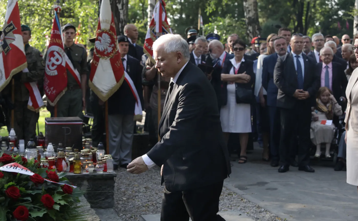 Prezydent, premier, prezes PiS i tłum warszawiaków w godzinę "W" na Powązkach