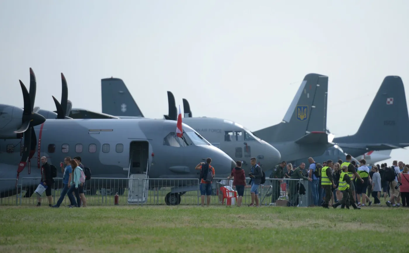 10399246-air-show-w-radomiu.jpg