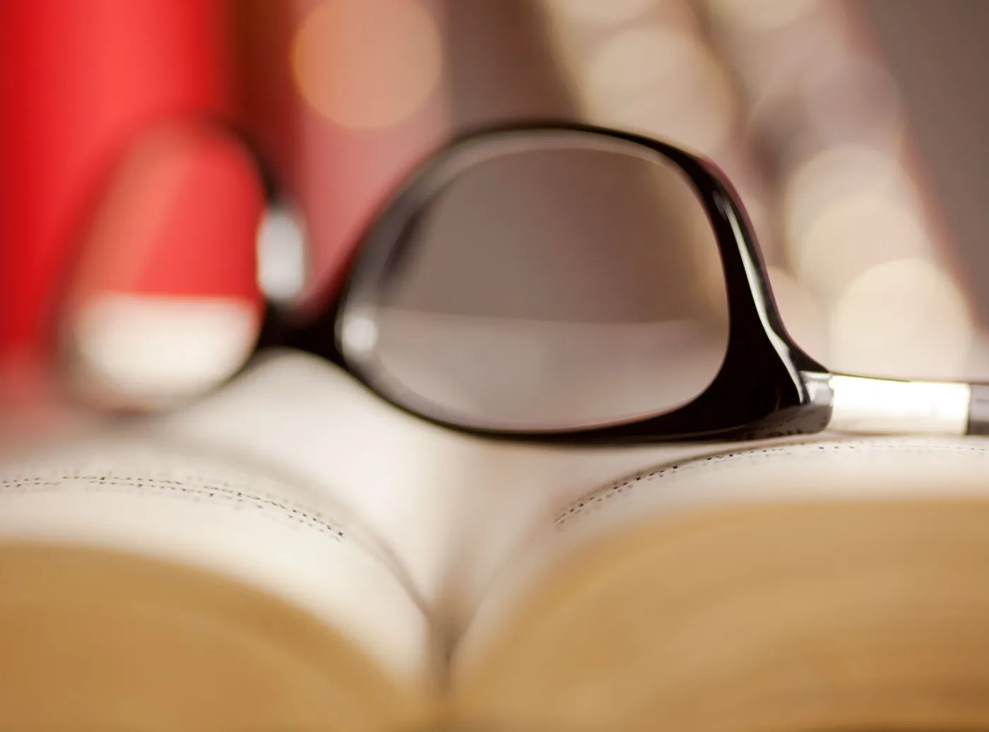 Okulary na książce
