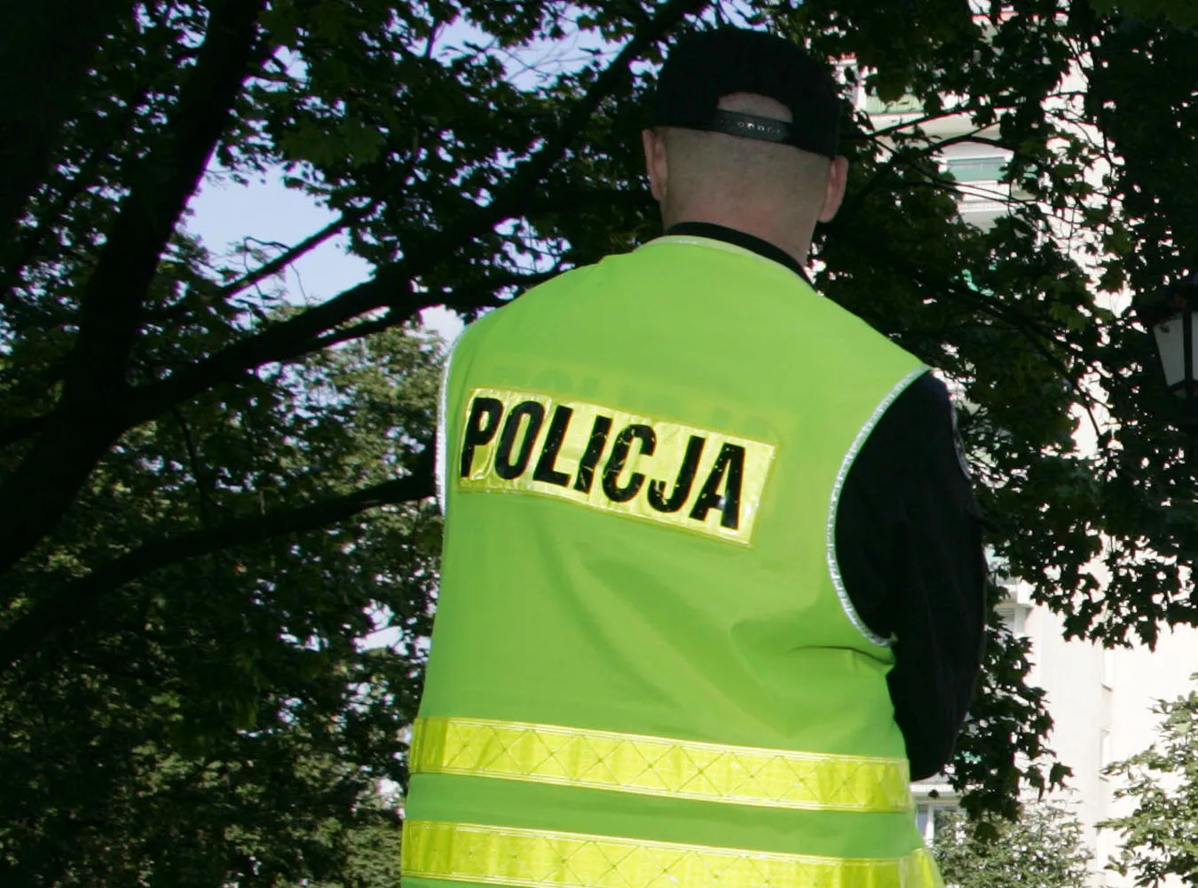 Policja negocjuje z desperatem na kominie