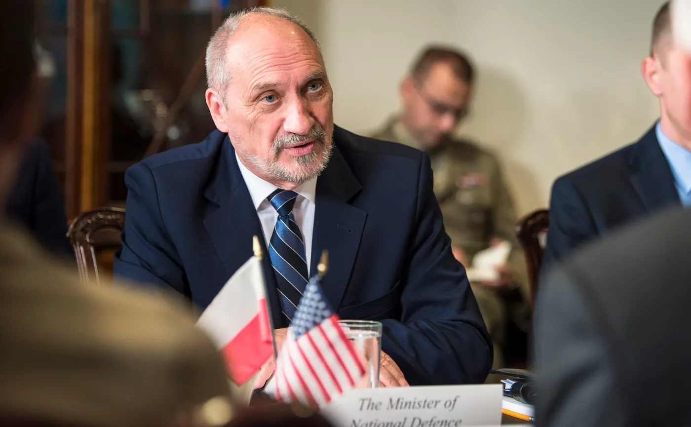 Szef MON wbija szpilę szefowi BBN ws. płk. Juźwika