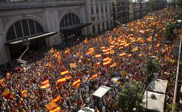Hiszpania: Setki tysięcy osób protestowały w Barcelonie przeciw secesji Katalonii