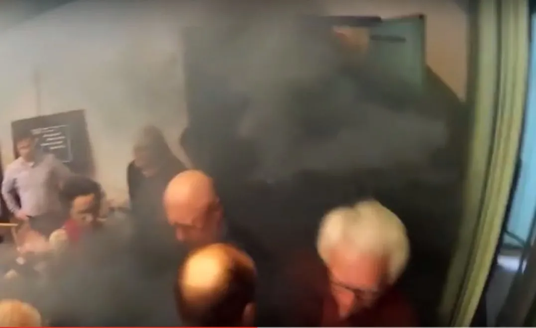 Mężczyzna podejrzany o odpalenie świecy dymnej na spotkaniu z A. Michnikiem usłyszał zarzuty