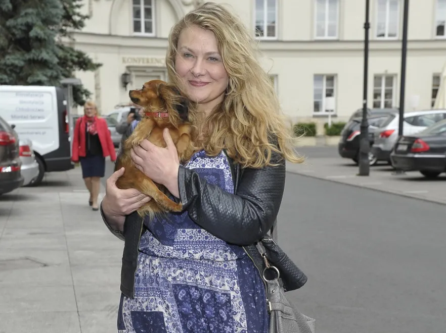 Dużo jej... 50-letnia Katarzyna Piekarska zrobiła sobie krzywdę, zakładając sukienkę w stylu gypsy. FOTO