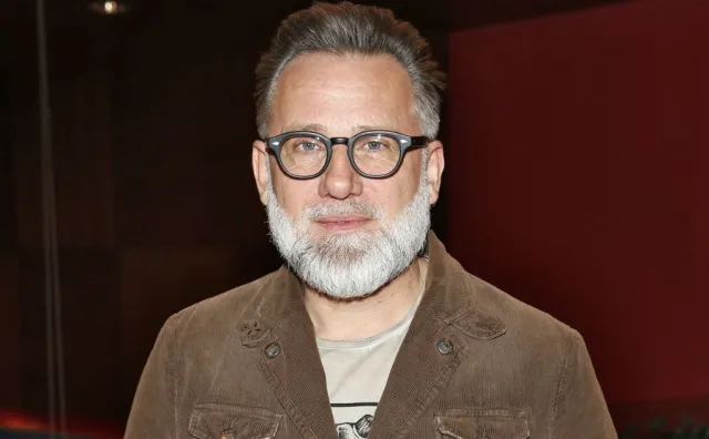 Saramonowicz do przyjaciół z prawicy: Czy ludzie z hasłem na bluzie "Sk...syny niech płoną", kochają Polskę bardziej niż ja