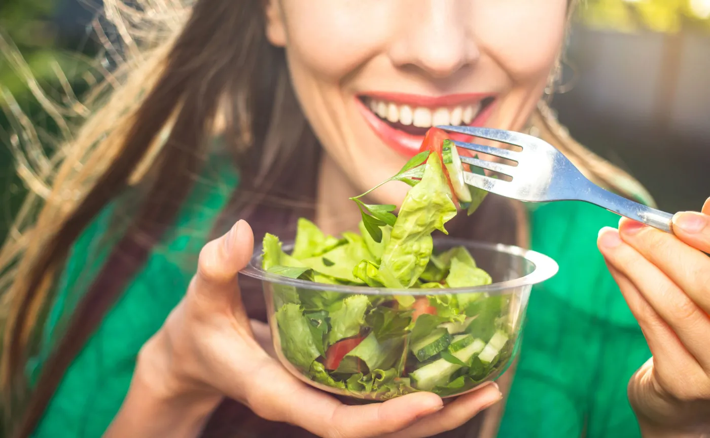 Kobieta je sałatkę