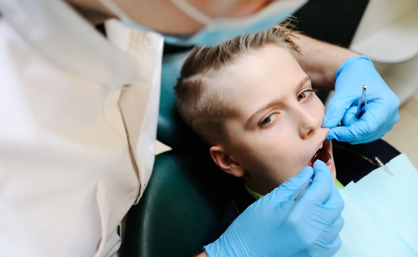 Chłopiec u dentysty