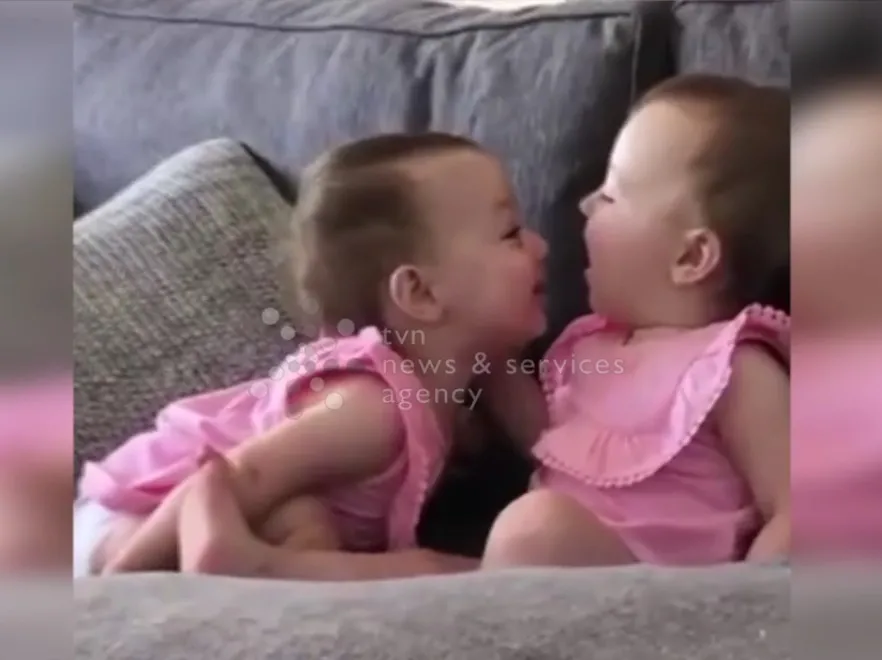 Słodycz totalna: urocze pocałunki małych bliźniaczek. WIDEO