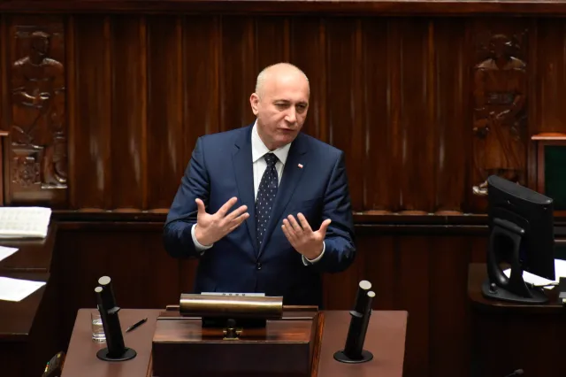 Brudziński jednym wpisem uderza w Niemcy, feministki i uchodźców. Internet wrze