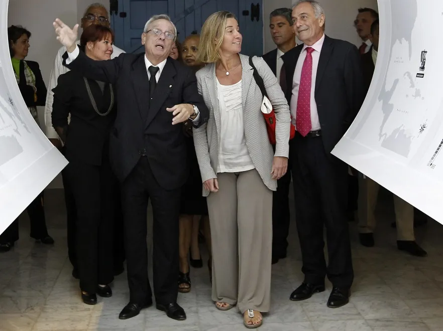 Psu z gardła wyjęta: niedbała stylizacja Federiki Mogherini podczas wizyty na Kubie. FOTO