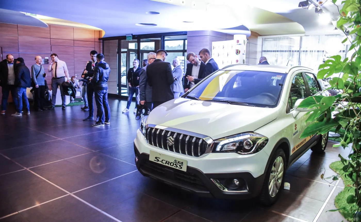 10704986-suzuki-sx4-s-cross.jpg