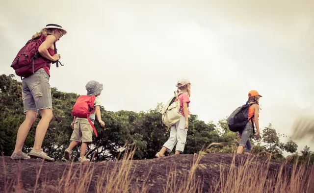 Samorządy alarmują: MEN majstruje w przepisach, dzieci nie pojadą na wycieczki. Ministerstwo odpowiada