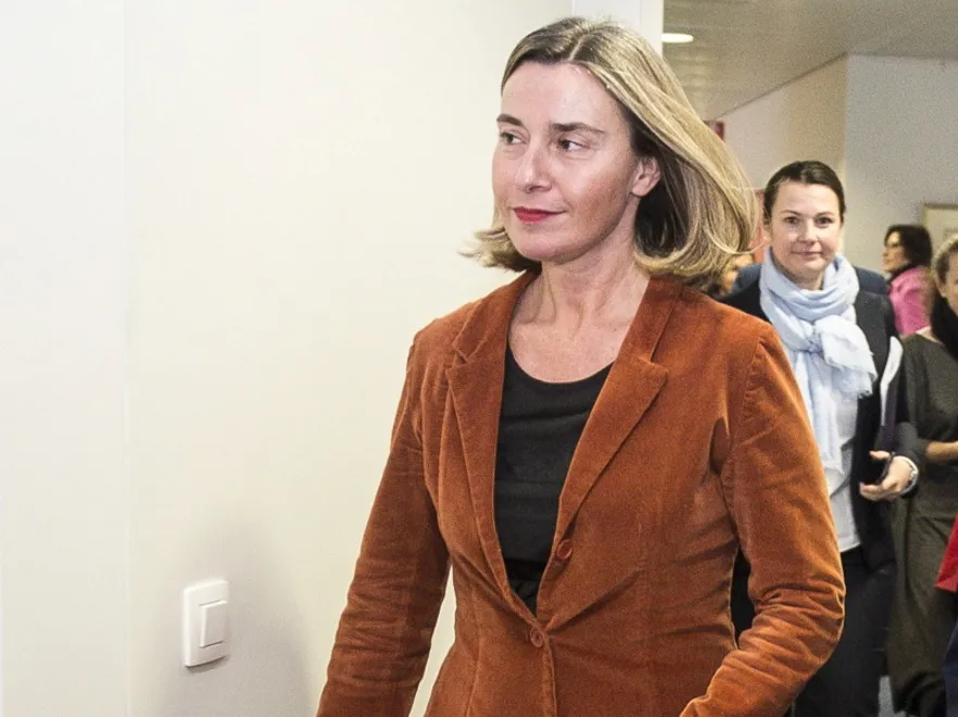 Czy w takim stroju podjęłaby kogoś innego? Federica Mogherini w fatalnej stylizacji na spotkaniu z szefem polskiego MSZ. FOTO