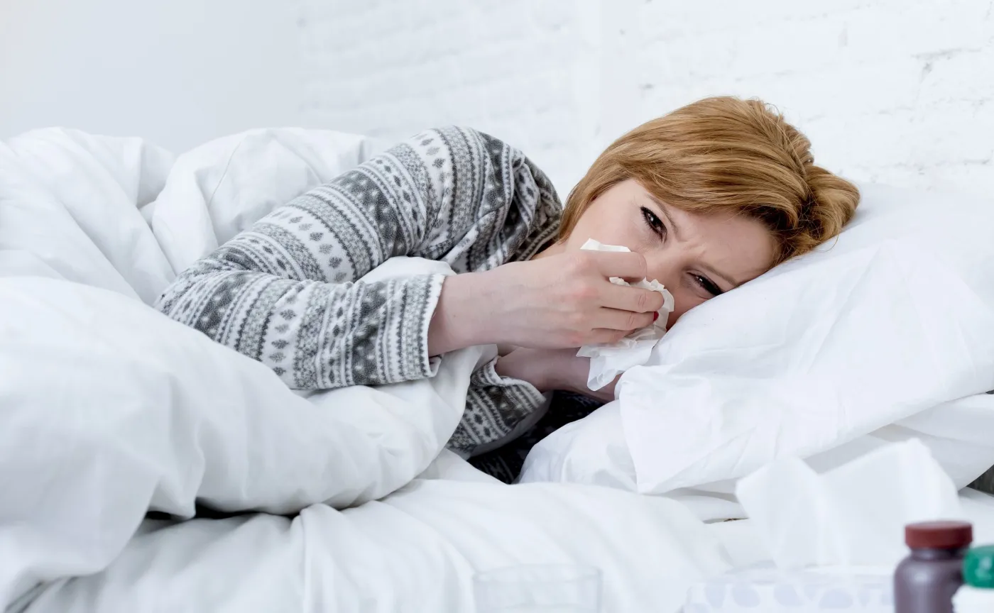 Kobieta leży w łóżku