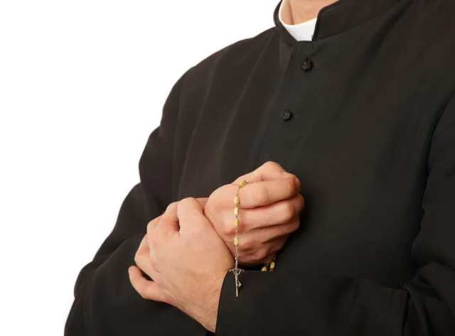 "Newsweek" o wstydliwych badaniach wśród księży: Ponad połowa łamie celibat