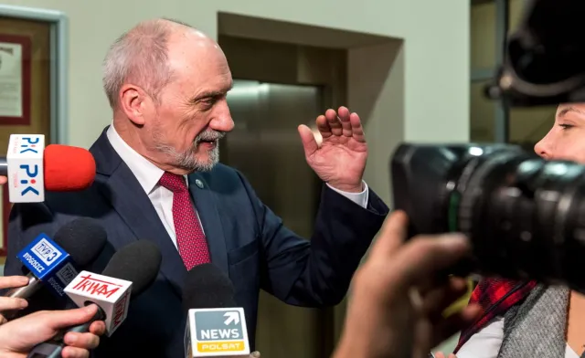 Macierewicz w Toruniu: W MON w 2015 roku wydano za pomocą kart więcej niż w 2016 i 2017 r.
