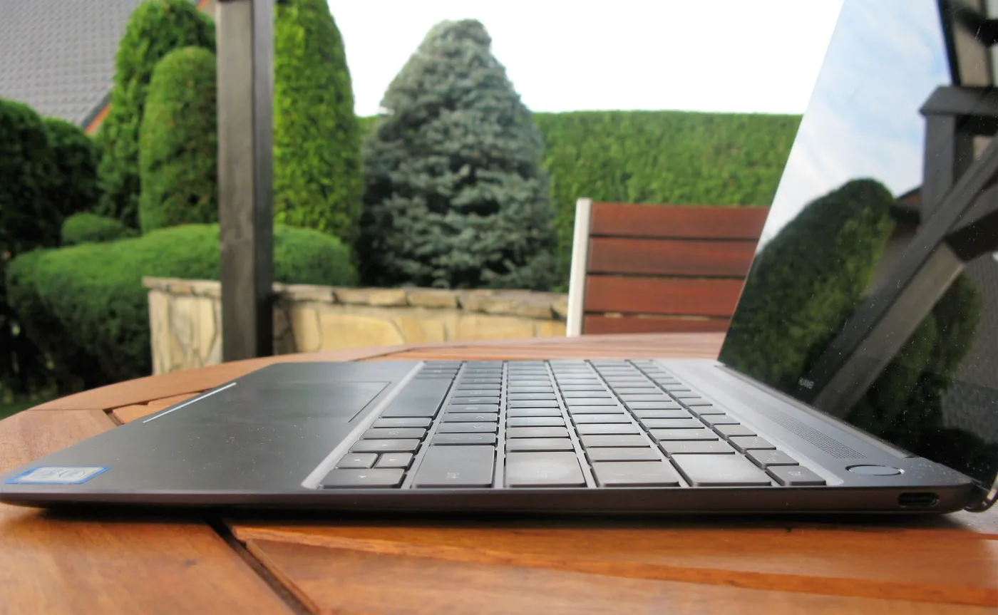 10526017-huawei-matebook-x.jpg