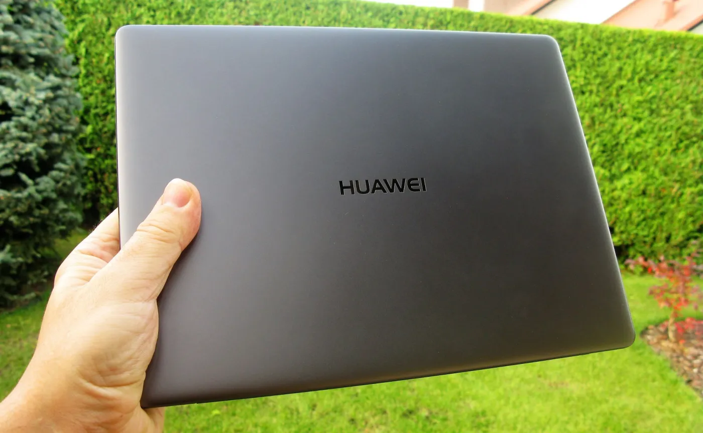 10526049-huawei-matebook-x.jpg