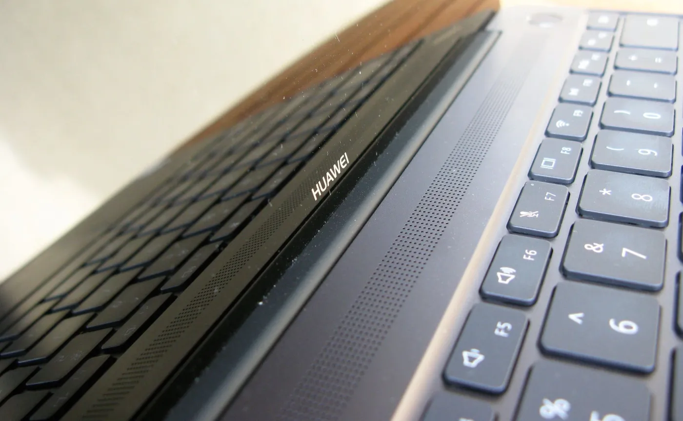 10526081-huawei-matebook-x.jpg