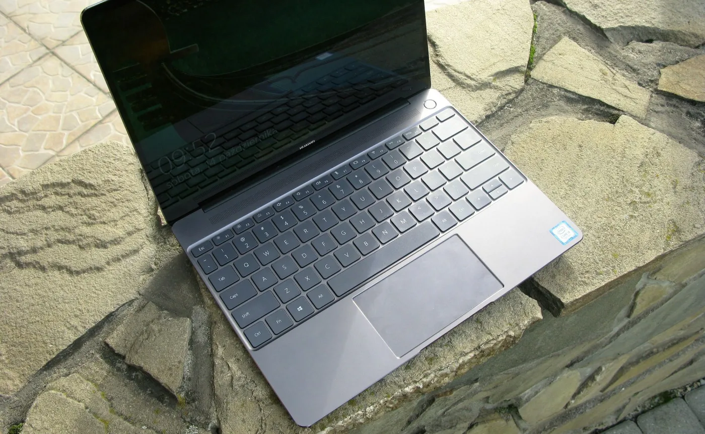 10526177-huawei-matebook-x.jpg