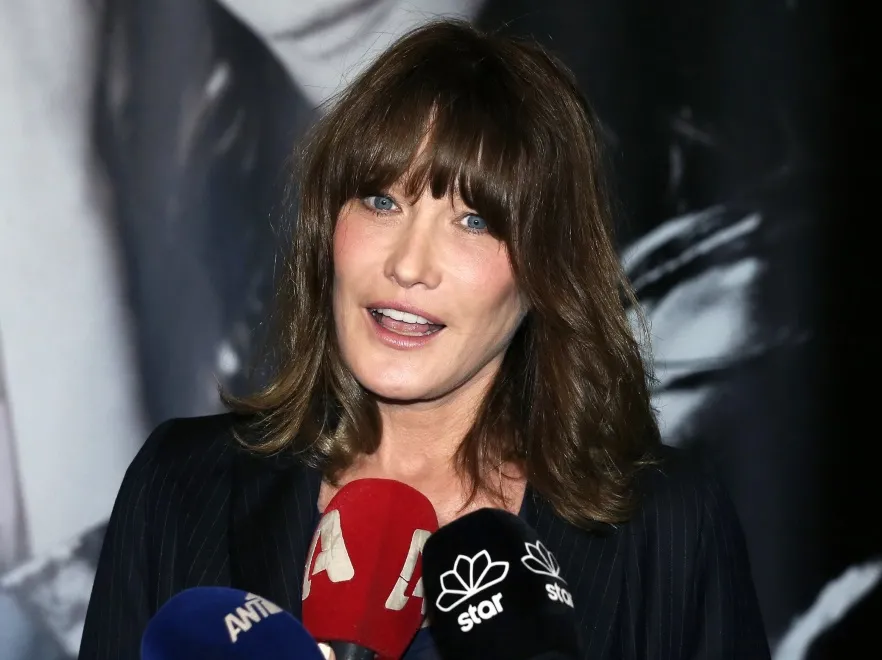 Znowu "nowa" twarz! TAK wygląda Carla Bruni chwilę przed 50 urodzinami. FOTO
