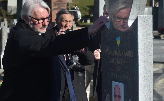 "Do każdej władzy będziemy apelować, bo komu te lwy przeszkadzają?". Mocne słowa Waszczykowskiego na Ukrainie