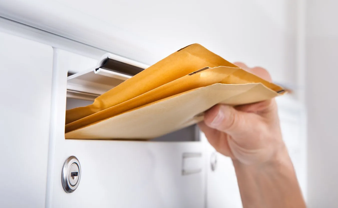 Rodzina na zmianę czuwa w domu, a listonosz nie dzwoni ani razu. Gdzie jest awizo?