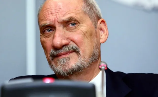 "Wprost" ujawnia, "jak donosił Macierewicz": W czasie śledztwa dot. marca 1968 obciążył w zeznaniach cztery osoby