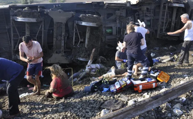 Katastrofa kolejowa w Turcji. Co najmniej 10 osób zginęło, ponad 70 zostało rannych