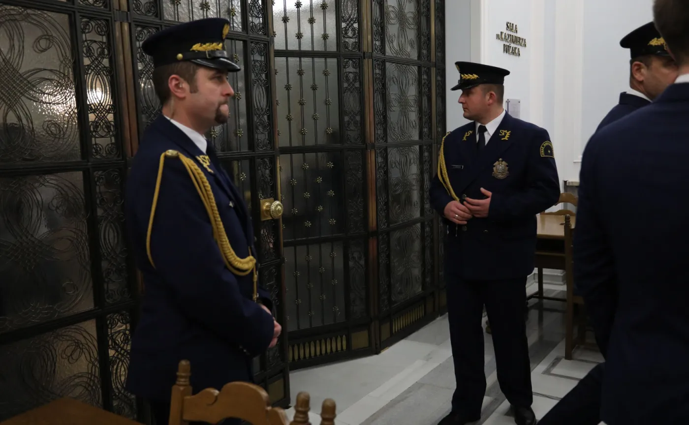 "Rz": Strażnicy otrzymali szable bez podstawy prawnej. CIS: Wyposażenie w pełni uregulowane