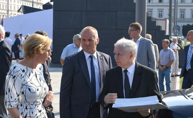 Setna miesięcznica smoleńska. Polityków PiS pod Pałacem Prezydenckim nie było, pojawili się tylko na mszy
