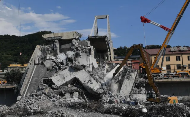 "Pokazówka", "mordercy". Ostry spór wokół państwowego pogrzebu ofiar katastrofy w Genui