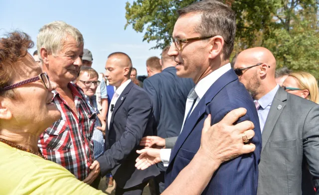 Premier Morawiecki pęka z dumy: Inwestycje w drogi lokalne dwa razy większe niż za rządów PO i PSL