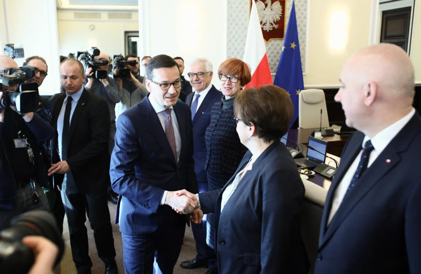 "PiSancjum, a nie racjonalne państwo". Rząd powinien zarabiać więcej? WIDEO