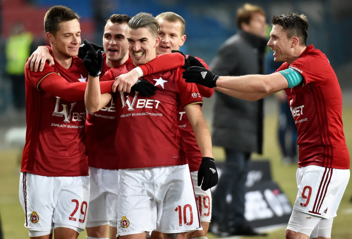 Carlitos (w środku)