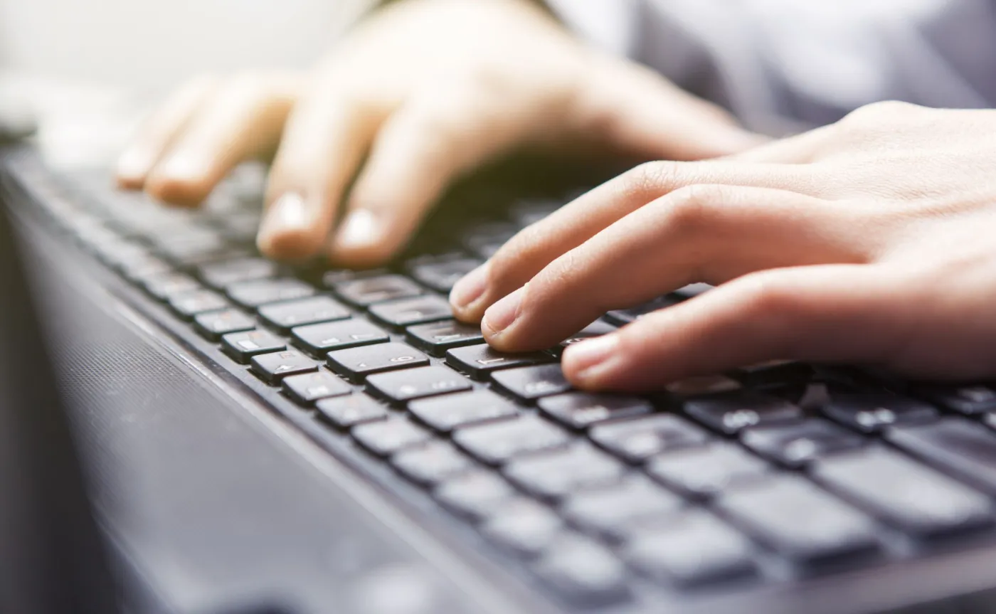 Ręce na klawiaturze
