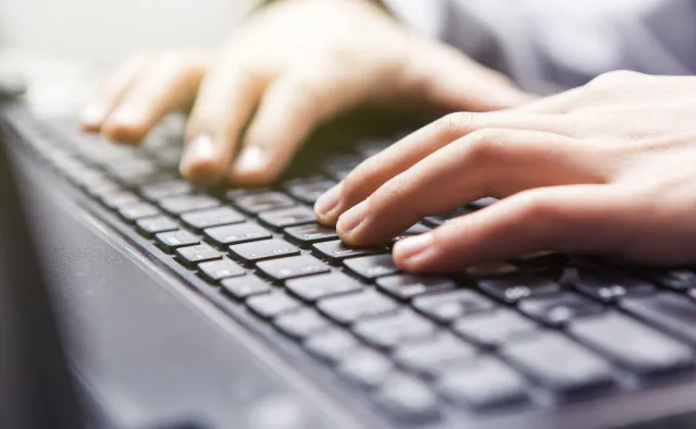 Dyrektor londyńskiego Muzeum Żydów: Dostajemy ponad 3 tys. maili dziennie od polskich nacjonalistów