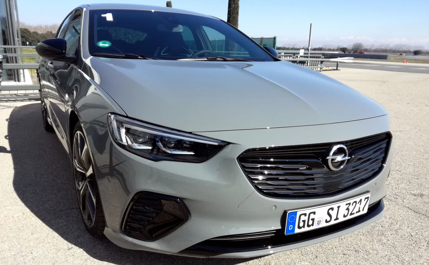 10850719-opel-insignia-gsi.jpg